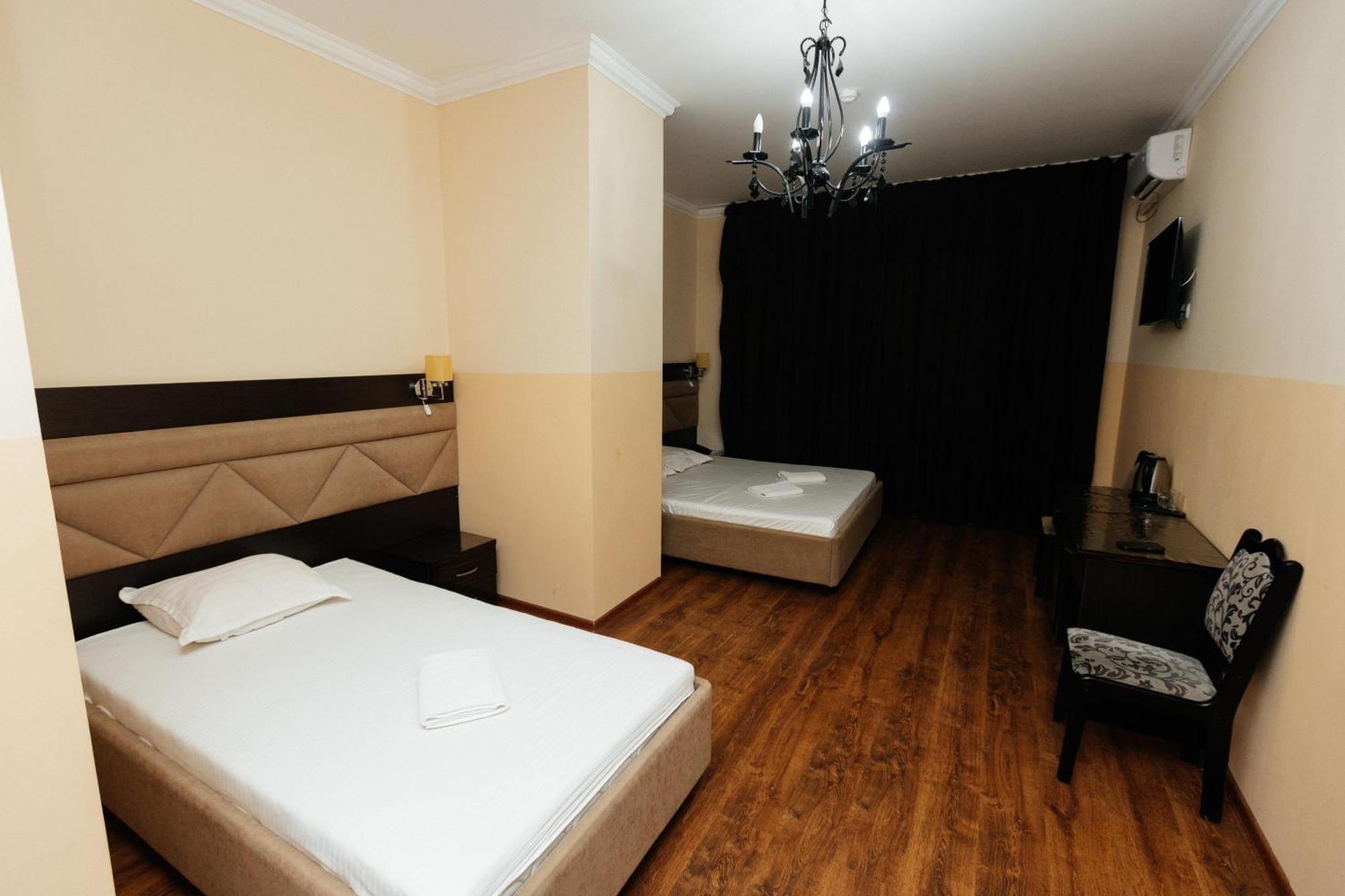 Hotel Alcazar Atyraū Esterno foto
