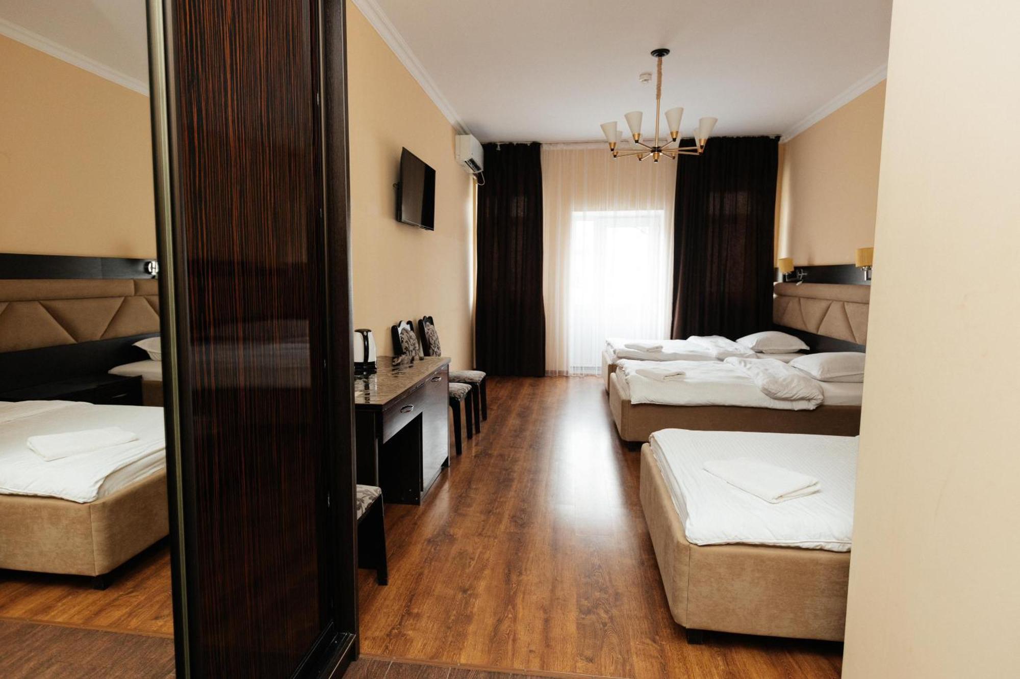 Hotel Alcazar Atyraū Esterno foto